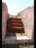 02257 ostia - regio v - insula xi - portico degli archi trionfali (v,xi,7-8) - treppe re neben dem eingang  zur horrea dell'artemide (v,xi,7-8) - ri sueden.jpg